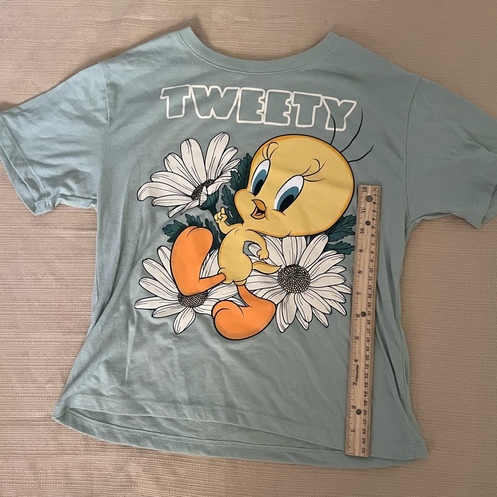 The brand is love tribe and this shirt is a size XS in women’s!